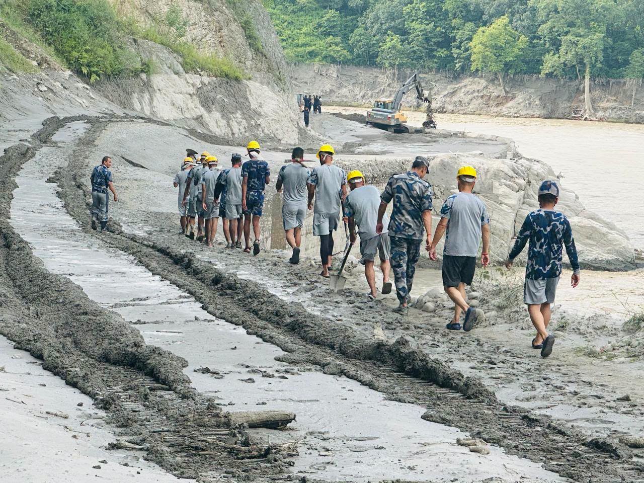 काठमाडौं-मुग्लिन सडक खण्ड पुन: सञ्चालन, बाढीको जोखिम टरेपछि रोकिएका गाडी गन्तव्यतर्फ
