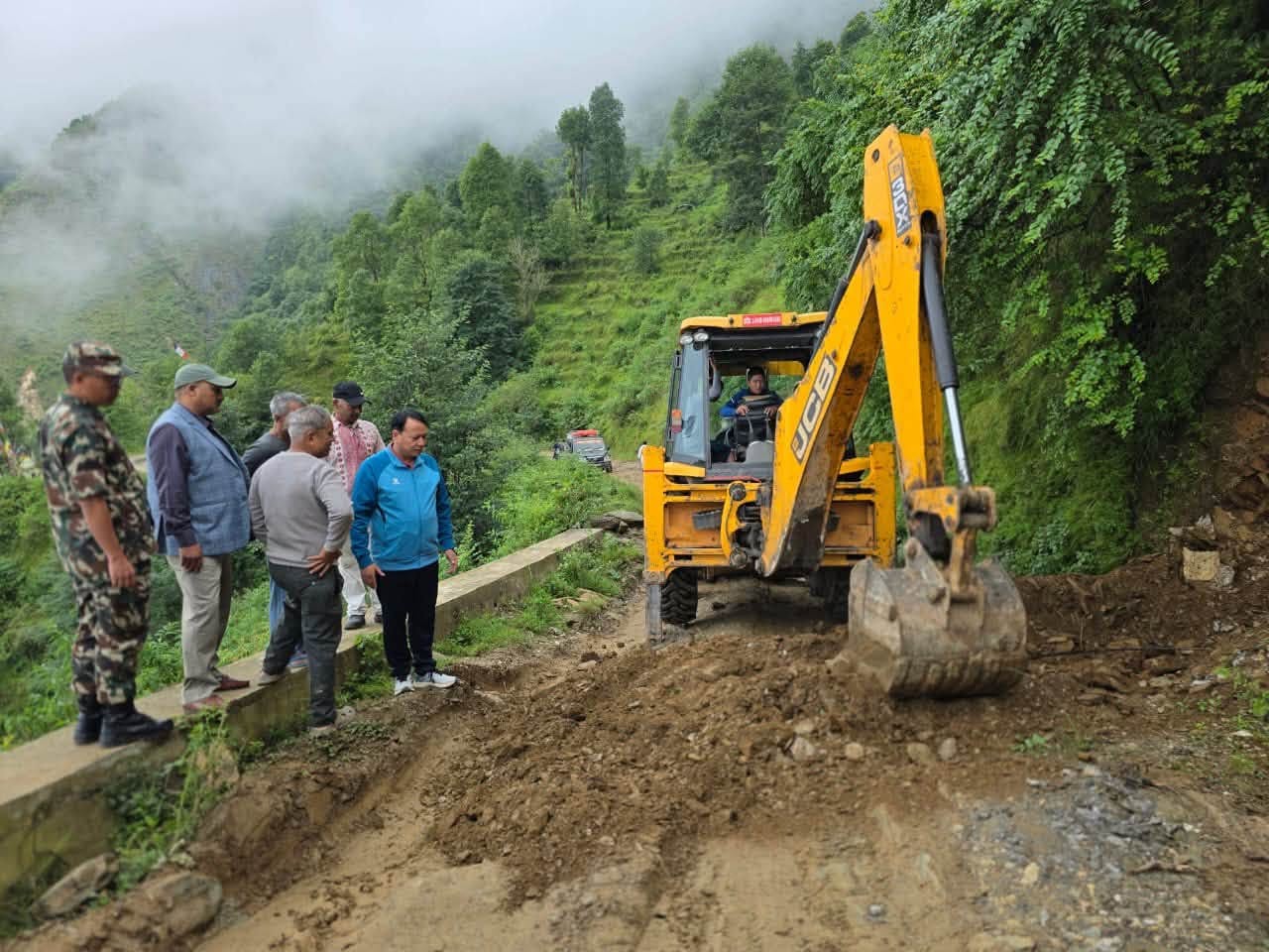 रसुवा जोड्ने वैकल्पिक सडक निर्माणमा फिल्डमै खटिए बागमतीका मुख्यमन्त्री थापामगर (तस्बिरहरू)